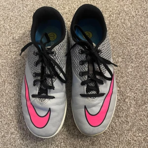 Nike grå fotbollsskor - Snygga grå fotbollsskor från Nike. Utan dobbar!🩷Storlek 37,5! Använda mycket men fortfarande i bra skick!