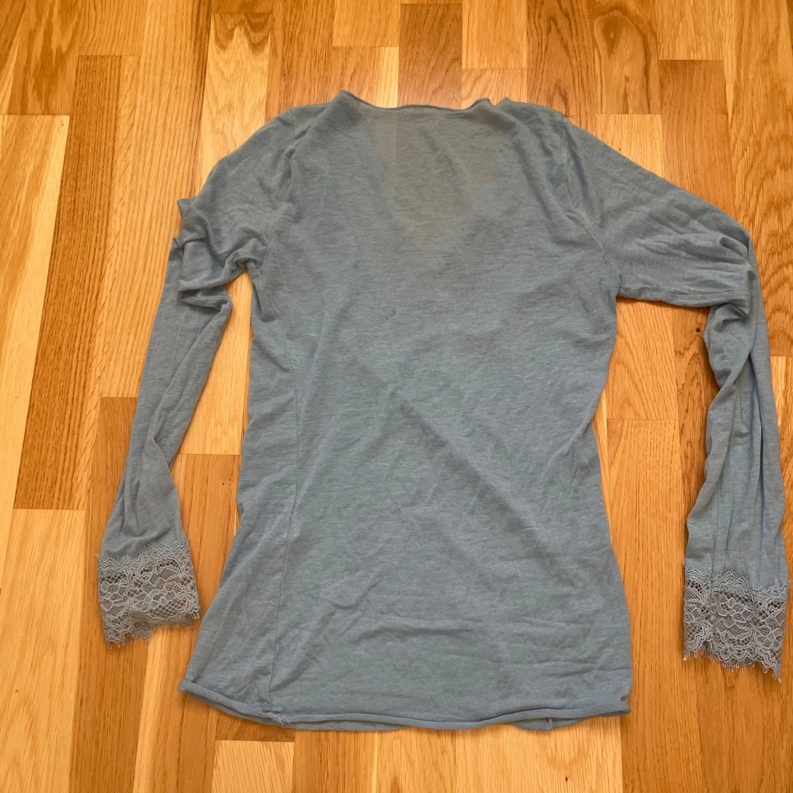 Ljusblå långärmad topp med spets - 4