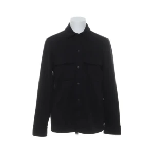 Svart overshirt med knappar - Stilren svart overshirt med klassisk krage och knäppning framtill. Jackan har två stora bröstfickor med lock och långa ärmar med knapp vid ärmslut. Perfekt för lager-på-lager och enkel att matcha till allt. Bara stt höra av sig vid intresse eller frågor😁