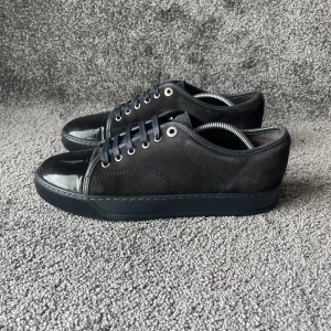 Lanvin Skor  - ‼️VI TAR EJ BYTEN‼️Lanvin Cap Toe Sneakers | Skick: 7/10 | Storlek UK 5 som motsvarar ungefär 40-41 EU| ingår skobox och skopåse vid köp. | Fraktar inom 24H efter köp på köparens bekostnad 📦💨 | Hör av dig vid minsta fråga eller fundering 💭
