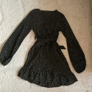 Svart prickig omlottklänning Shein - Svart prickig klänning från SHEIN nästan aldrig använd. Finns tillgänglig i Skövde, Borås & Värnamo❤️