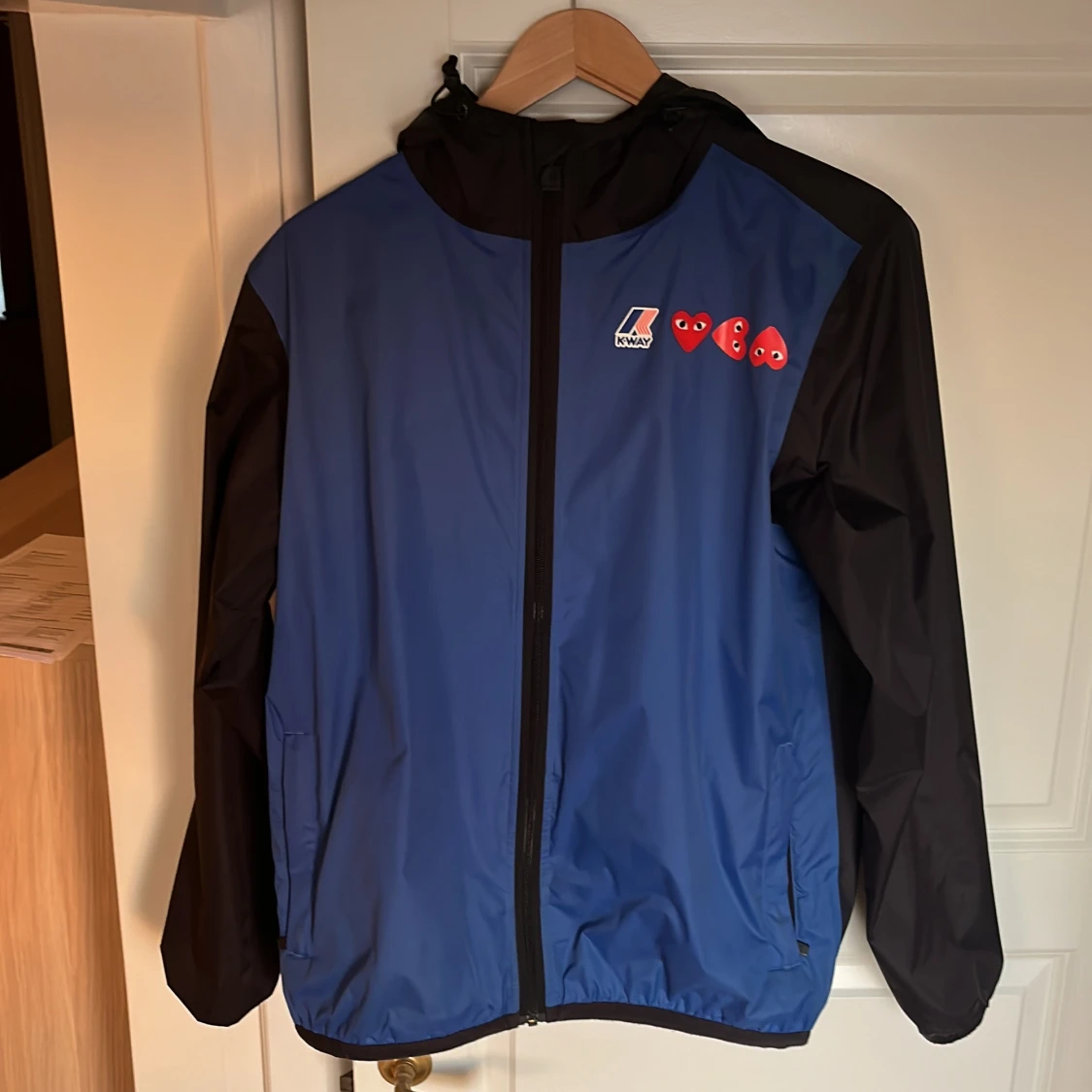 Blå vindjacka K-Way x Comme des Garçons