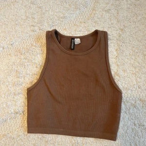Brun ribbad linnetopp från H&M Divided - Brun topp från H&M i storlek S 🥰  Jag finns tillgänglig i Skövde, Borås & Värnamo om ni vill mötas istället för att betala frakt🙈❤️🥰