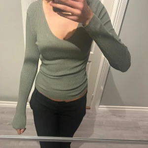 Grön tajt tröja - En superfin grön tröja som tyvärr aldrig kommit till användning, pris går att diskutera!