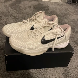Nike Kobe 6 Protro Sail/Black - Nike Kobe VI Protro sneakers i färgen sail/black-light bone-white. Skorna har ett unikt mönster med 3D-liknande struktur och stjärndetaljer, svart Swoosh på sidan och Kobe-logga på plösen och sulan. Lågt skaft, snörning och platt sula.Skorna har såklart kvitto om det behövs. Använda max 5 träningar då dom var för små. Nästan helt nya. Pris ej hugget i sten🪨🪨