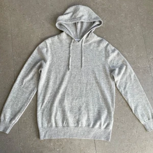 100% Merinoull Hoodie - 100% merinoull hoodie ifrån Elegance Essentials. Helt slutsåld! Finns någon defekt som du ser på andra bilden men inget synligt vid långt håll. Hör av dig vid fler frågor eller funderingar//