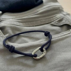 Armband - Marininspirerat armband – Stil & Kvalitet från Armory  Upptäck det perfekta komplementet till din stil! Detta marinblå armband med en detalj kombinerar en elegant design med en avslappnad, nautisk känsla. Ett utmärkt val för dig som vill ha en diskret men stilfull accessoar eller en uppskattad present till någon speciell.  Hör av dig vid frågor/ armory