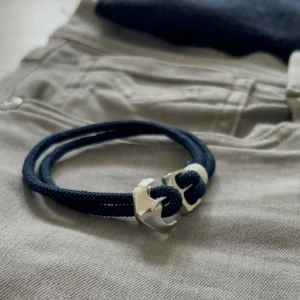 Armband Ankare - Marininspirerat armband – Stil & Kvalitet från Armory  Upptäck det perfekta komplementet till din stil! Detta marinblå armband med en stilren ankardetalj kombinerar en elegant design med en avslappnad, nautisk känsla.  Ett utmärkt val för dig som vill ha en diskret men stilfull accessoar eller en uppskattad present till någon speciell.  Hör av dig vid frågor / armory 