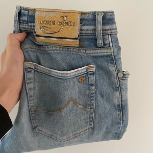 Limited Edition Jacob cohen - Hej, säljer nu mina fantastiska Jacob Cohën limited edition jeans | Omöjliga att få tag i och dessa är nummer 366 av 407 gjorda exemplar. | Sjukt snygg tvätt och patch där loggan är i metall som glänser. | Liten fläck som visas på bild 3 men går säkert att tvätta bort. | Passar någon som är 174-182 | Hör av er vid frågor!🌟