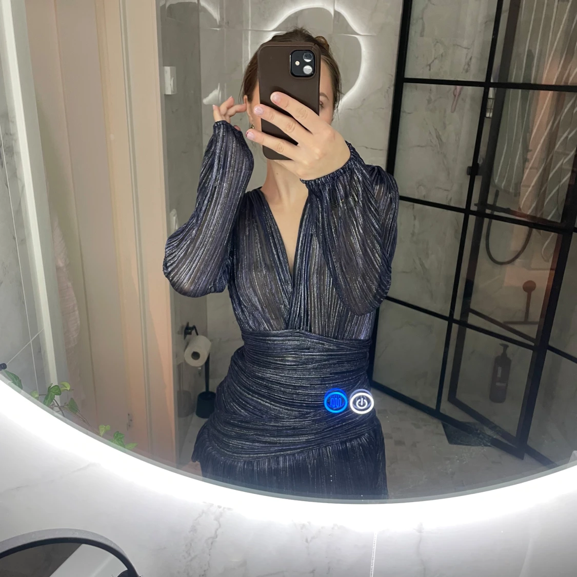 Glittrig mörkblå omlottklänning