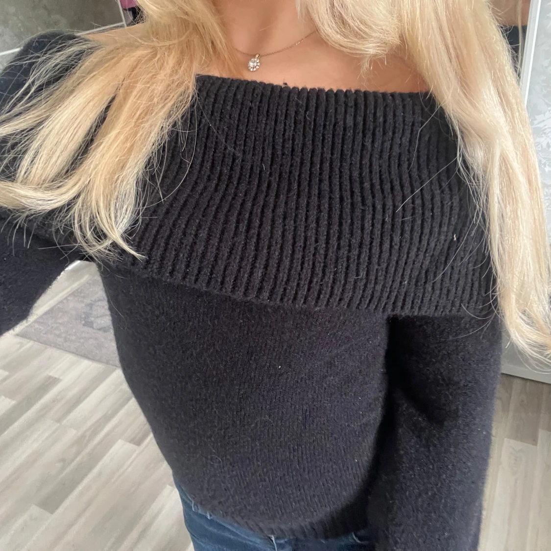 Svart offshoulder stickad tröja - 2