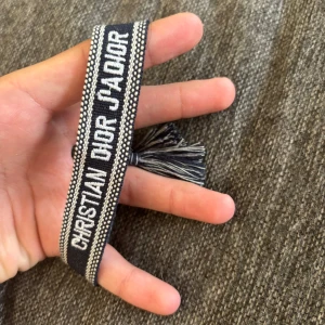 Christian Dior J'Adior armband  - Christian Dior J'Adior armband | storlek One Size | skick 9/10 Pris 199kr | hör av er vid frågor och funderingar, mvh Gustav!
