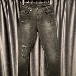 Tiger of Sweden jeans - slim fit! - Tiger of Sweden - skick 9/10, mycket bra skick! - storlek 28/32 - modell: pistolero (slim fit) - skriv om ni vill ha mått 📏- Snyggaste Tiger of Sweden jeansen på marknaden, fet färg och sjukt feta slitningar!! Gamla designen med T på bakfickan, tillverkas inte längre - pris kan diskuteras - hör av er vid frågor🙌