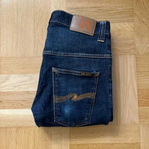 Nudie Jeans - nya - Säljer dessa feta mörkblå nudie jeans med galet snygg fade då de inte passade, de är helt oanvända därav inga defekter överhuvudtaget och skicket talar ju för sig själv, nypris ligger på 1600 och jag säljer för endast 429! Storlek: W31/L32, Modell: Slim