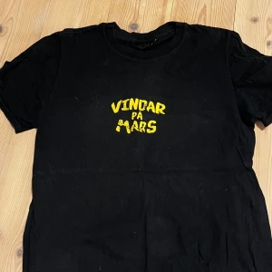 Hov1 merch - T-shirt Köpt för många år sedan därav är den sliten  Storlek S