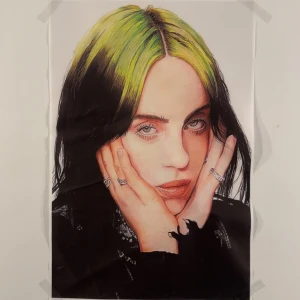  Billie Eilish affisch  -  En cool Billie Eilish affisch ! Bredd 41cm och längd 61cm