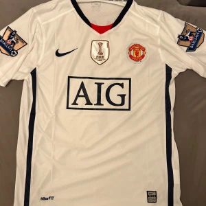 Ronaldo - Manchester United 08/09 - Helt oanvänd/nyskick Ronaldo bortatröja från säsongen 2008/2009 när han spelade i Manchester United. Det här året bar spelarna tröjan med en ”World Champions” patch efter deras Triumph i klubb VM! Tveka inte med att höra av er för mer information eller frågor!