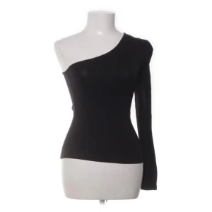 Svart tröja - Superfin tröja med en ärm i bra skick💞Pris kan såklart diskuteras!!