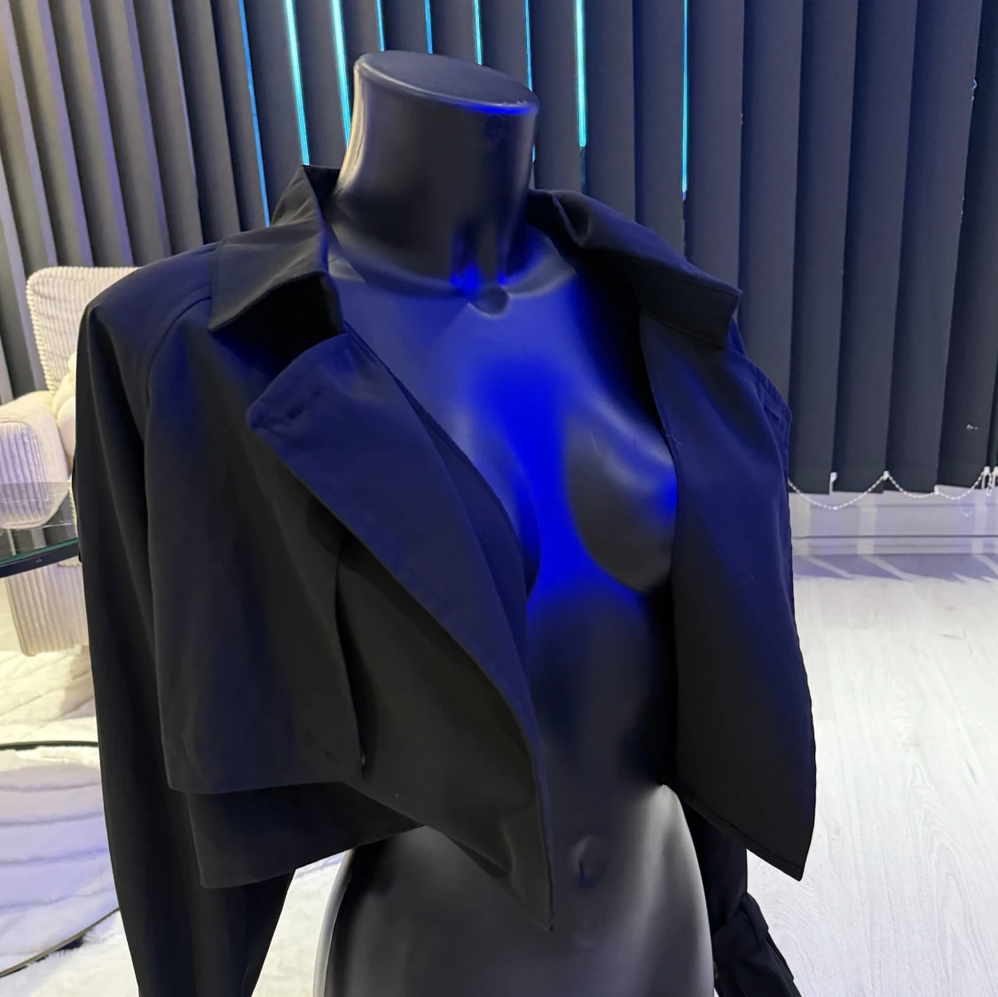 Svart croppad kavaj med knytärmar - 4