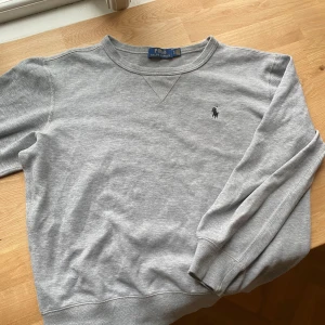  Polo Ralph Lauren/sweatshirt/XS - Klassisk grå sweatshirt från Polo Ralph Lauren (Helt ny, använd två gånger) (shortfit/lite kort i längden passar 165 cm)