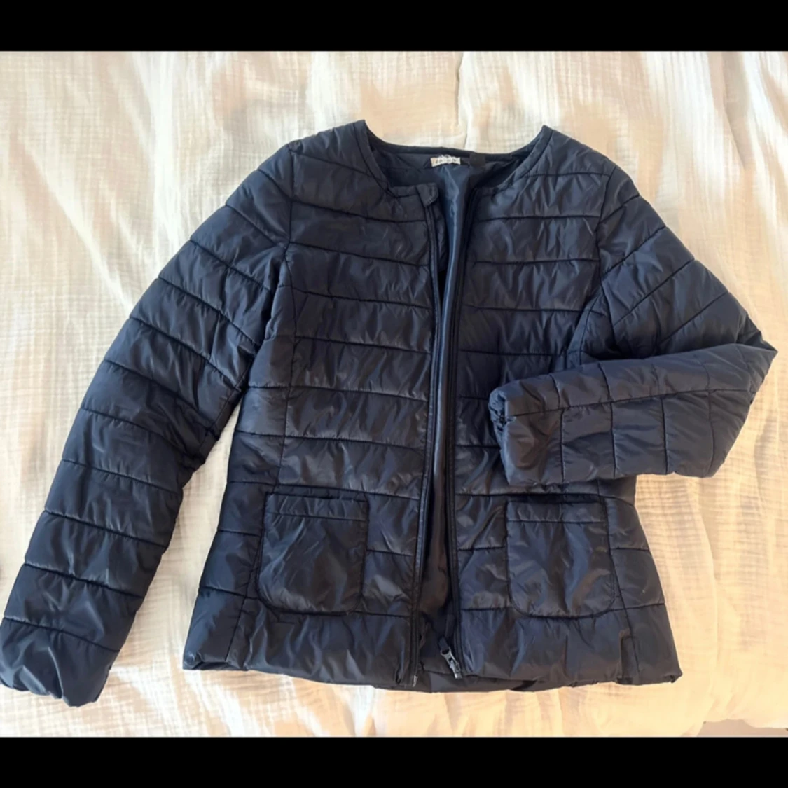 Mörkblå quiltad pufferjacka - 4