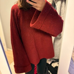 Vinröd stickad tröja - Säljer en mysig oversized stickad tröja som kommer ifrån SHEIN. Är i storlek xs. Dessa köptes för ett bra tag sen men har använt ca 1-2 gånger då jag har så mycket mjukisar så har valt ett par andra att använda vid nästan alla tillfällen. Tröjan är i samma sett som ett par byxor men säljs separat så man får välja vad man vill köpa. 😊♥️