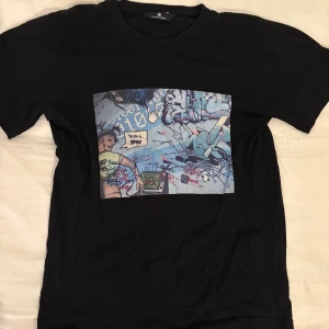 Svart t-shirt med tryck - Svart t-shirt från The Cool Elephant. Helt oanvänd. Orginalpris 400 kr. Säljs inte mer.