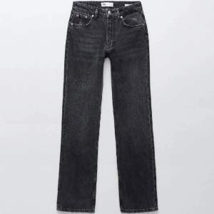 Säljer dessa mid Rise jeans från zara. Storlek 36, mycket bra skick!😇