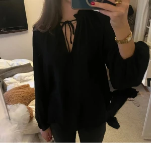 Svart blus  - Fin blus från hm  Lånad bild💗