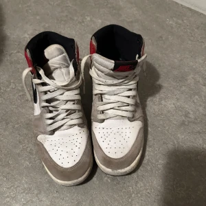 Jordans - Äkta jordans. Säljer för att inte längre använder. Skulle säga att de är fortfarande i bra skick✨