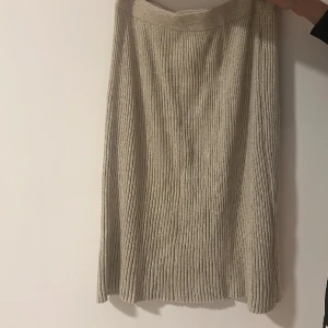 Kjol  - Säljer min fina kjol köpt från Lindex. Aldrig använd. Storlek L. Pris:80 kr  