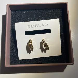 Ett par fina Edblad örhängen säljer på grund av att jag har två par