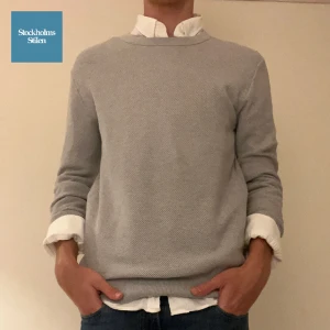 The Glory Days Sweater - The Glory Days Sweater • Väldigt bra skick, passar perfekt att använda en skjorta/tröja under eller inget alls. Storlek L