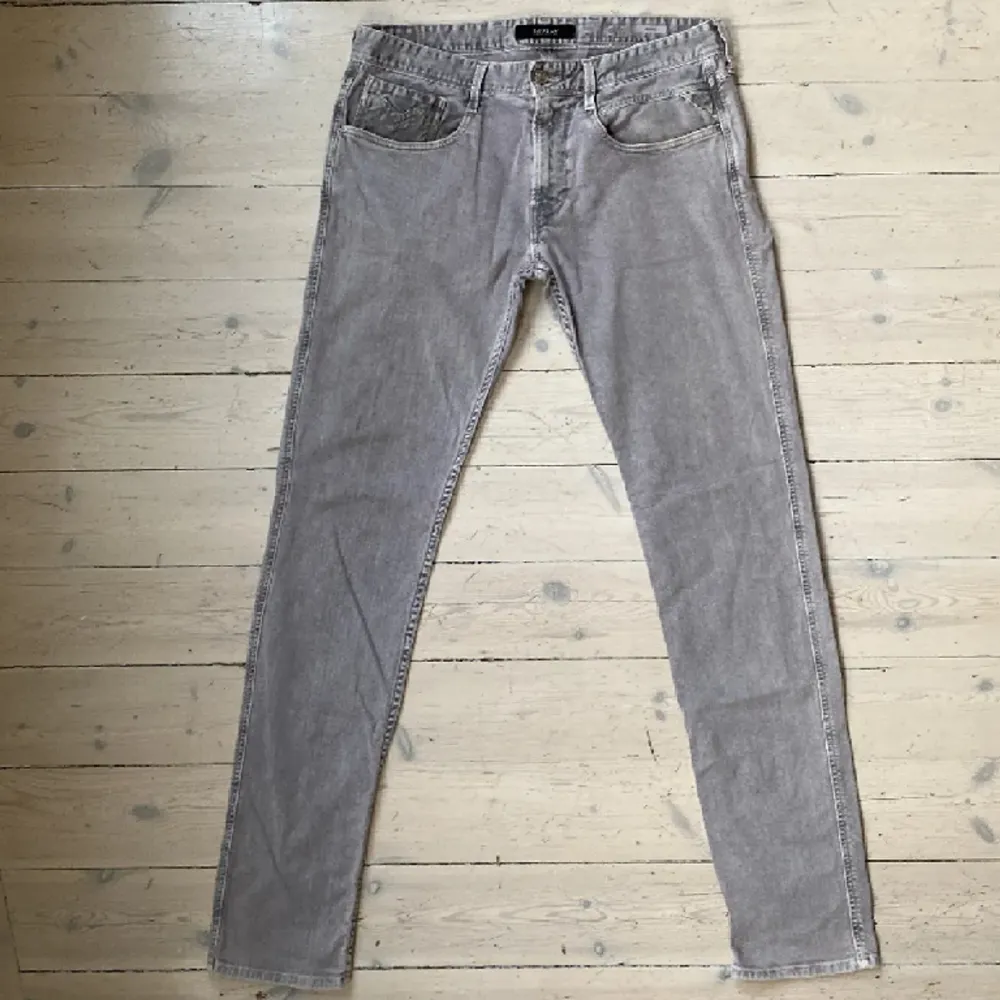 Ett par feta replay anbass i färgen grå, dem är i extremt bra skick och är storlek 34/34.. Jeans & Byxor.
