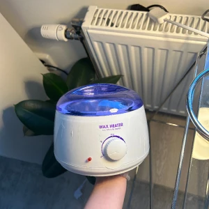 Vax maskin + pärlor  - Säljer min vax maskin (wax heater) som fungerar för alla vaxtyper. Den har olika grader beroende på hur du vill ha det. Den är använd men i god skick. En aluminiumhink (bild 2) och påse med blåa vaxpärlor (bild 3) följer med!!! Köptes i Normal: 299:-