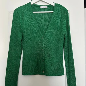 Grön cardigan!! - Säljer min gulliga gröna cardigan från mango som enbart har använts ett fåtal gånger så den är så gott som ny!! Säljer då den tyvärr inte kommer till någon användning💕 Storlek L men passar mig som är S/M!! 