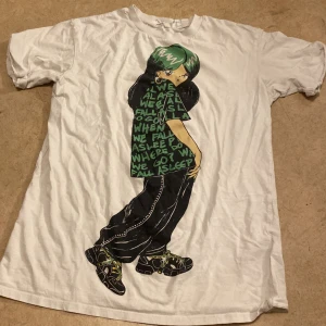 Billie Eilish t-shirt - Billie eilish t-shirt i bra skick använd cirka 5gånger. Säljer då jag inte lyssnar på henne längre❤️