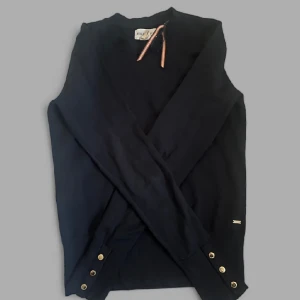 Långärmad tröja med guld knappar - Säljer min långärmade tröja med guldknappar ifrån Holly&Whyte by Lindex i färgen marinblå. Finns inga defekter på, köparen står för frakten! 