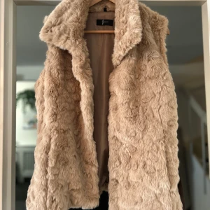 Pälsväst - Säljer denna trendiga ”pälsvästen” (falsk päls) så fin och mjuk!! 