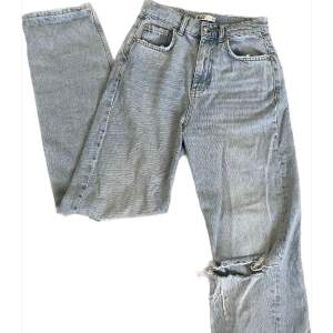Högmidjade jeans från Gina tricot i storlek 32.