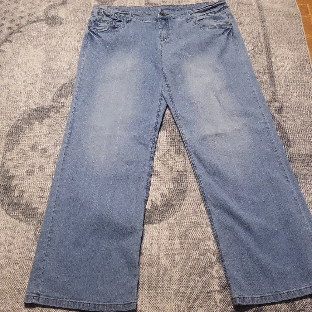 Ljusa jeans med låg midja och vida ben.  . Jeans & Byxor.