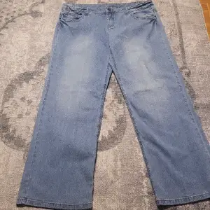 Ljusa jeans med låg midja och vida ben.  
