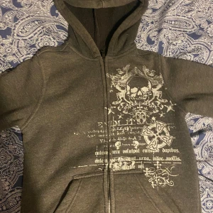 Y2k kofta  - Fett snygg kofta, knappast använd  Inga hål eller nått sånt, den är som ny