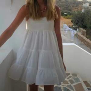 Super populär vit klänning från zara! Säljs it längre ❤️❤️ nypris:500 och inga defekter! Inte mina bilder