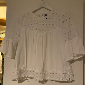 Blus - Sommrig blus från only i strl 34! Pris kan diskuteras💞