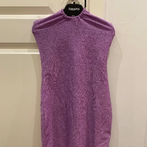 H&m klänning  - Säljer denna sjukt fina h&m klänning använd 3 gånger strl: xs säljer för 20kr💓