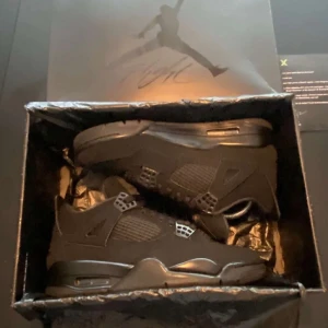 Jordan 4 Black Cat 🖤💕äkta🫶 - Säljer mina älskade Air Jordan 4 Retro Black Cat 2020 sneakers❤️jätte sköna med rund tå, en platt sula, med knytning och sula med logotyp🤩Passar perfekt under både vintern🌨️hösten🍁våren🌸och sommarn☀️ Passa på innan sommaren💕☀️kom privat för info+bilder😽