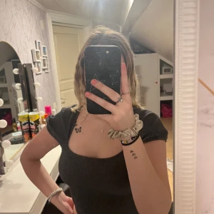 Grå topp - Fin grå topp från hm, använd ett antal gånger men väldigt bra skick, fin, säljs för den är för liten