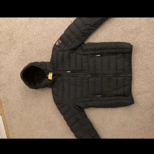 Parajumper jacka - Liten i stl annars skulle säga helt perfekt