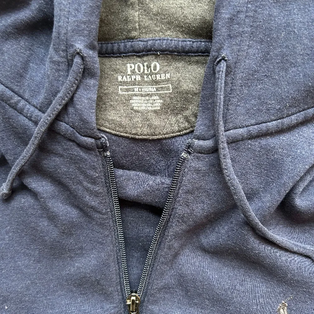 Blå (NEWPORT NAVY)Polo Ralph Lauren. Material 100% bomull, högst 30 grader maskintvätt. Tröjan är i ett bra skick (8/10). Ny pris 2195 kr  Storlek M bra passform.. Hoodies.